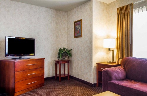 Las Lomas Hotel | Comfort Inn Watsonville: Family-Friendly with Spa & Dining