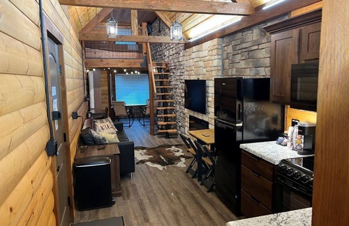Sabetha Apartment | Cozy Loft Cabin with Kitchen for Family Getaways