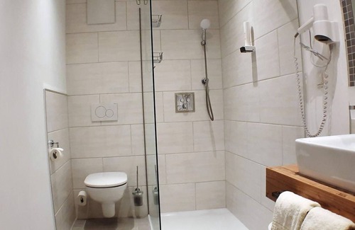Dorfgastein Bed & Breakfast | Comfortable Multi-Bed Room at Gasthof Walcher