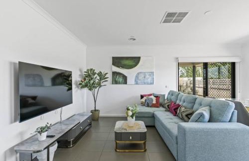 Officer House | Cozy Retreat in VIC Officer: Pet-Friendly & Family Welcome
