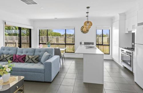 Officer House | Cozy Retreat in VIC Officer: Pet-Friendly & Family Welcome