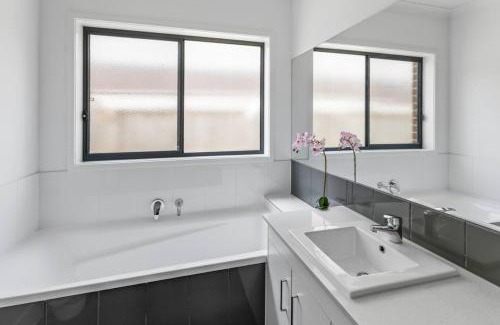 Officer House | Cozy Retreat in VIC Officer: Pet-Friendly & Family Welcome