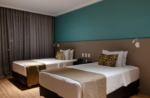 Praia do Canto Hotel | Modern Comfort Suítes Vitória: Family-Friendly & Pool Access