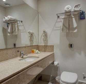 Praia do Canto Hotel | Modern Comfort Suítes Vitória: Family-Friendly & Pool Access