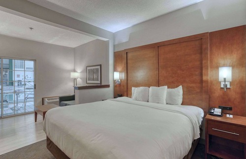 Appleton Hotel | Inviting Comfort Suites Near Appleton Airport with Pool & Spa