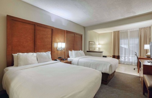 Appleton Hotel | Inviting Comfort Suites Near Appleton Airport with Pool & Spa