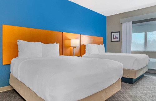 Auburn Hills Hotel | Budget-Friendly Comfort Suites in Auburn Hills with Pool