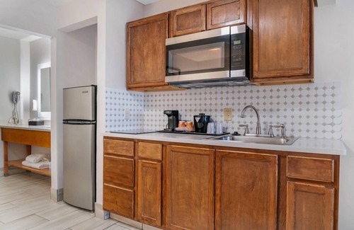 Auburn Hills Hotel | Budget-Friendly Comfort Suites in Auburn Hills with Pool