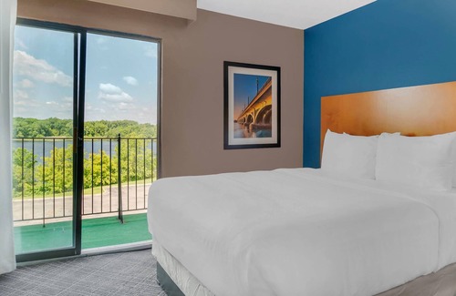 Auburn Hills Hotel | Budget-Friendly Comfort Suites in Auburn Hills with Pool
