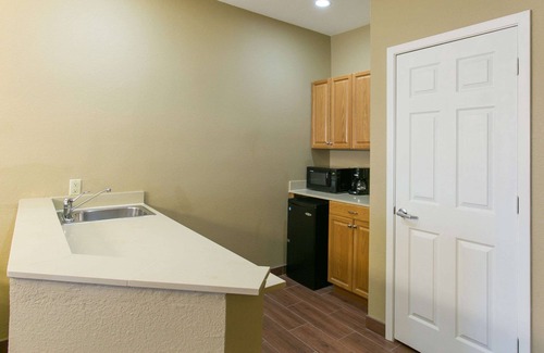 McNeil Hotel | Inviting Comfort Suites Austin NW Lakeline with Pool & Spa