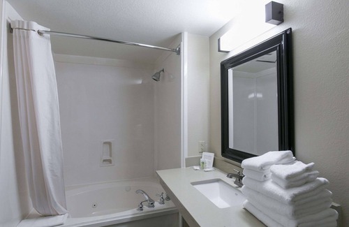 McNeil Hotel | Inviting Comfort Suites Austin NW Lakeline with Pool & Spa