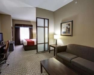Bastrop Hotel | Family-Friendly Comfort Suites with Great Guest Ratings