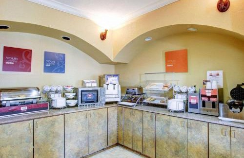 Brenham Hotel | Pet-Friendly Comfort Suites with a Pool for Family Fun