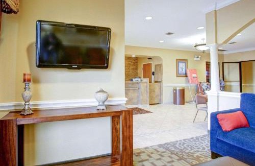 Brenham Hotel | Pet-Friendly Comfort Suites with a Pool for Family Fun
