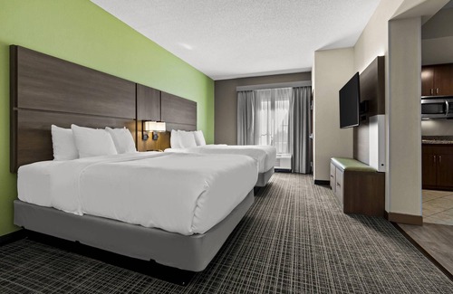 West Ashley Hotel | Inviting Comfort Suites Charleston West Ashley with Pool & Spa