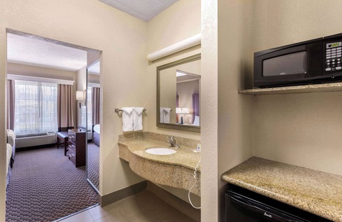 Waterloo Hotel | Discover Comfort Suites Columbia Gateway with Pool & Spa