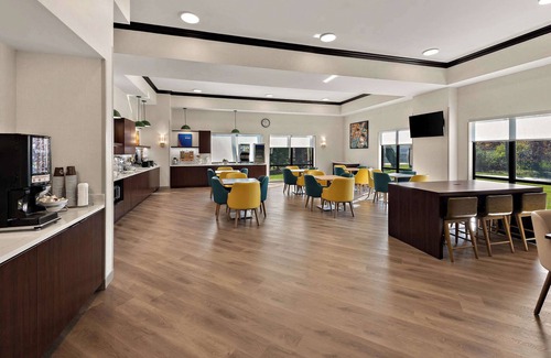 Summit Station Hotel | Family-Friendly Comfort Suites Columbus East Broad with Pool