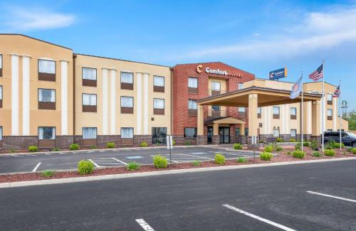 Summit Station Hotel | Cozy Comfort Suites Columbus: Family-Friendly with Pool