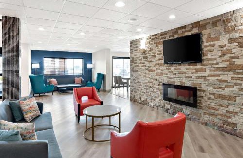 Summit Station Hotel | Cozy Comfort Suites Columbus: Family-Friendly with Pool