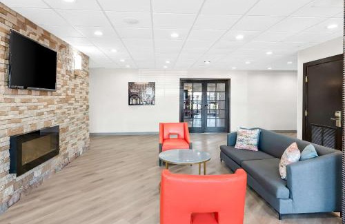 Summit Station Hotel | Cozy Comfort Suites Columbus: Family-Friendly with Pool