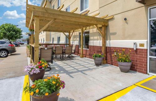 Coralville Hotel | Pet-Friendly Comfort Suites Coralville with Pool & Hot Tub