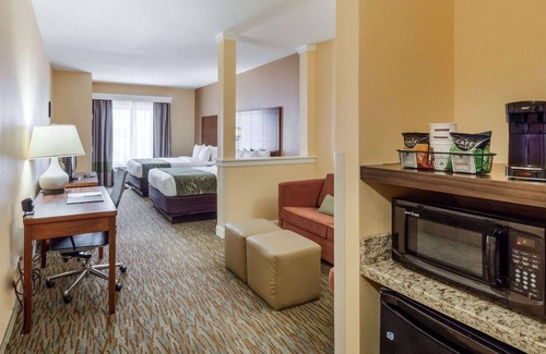 Cotulla Hotel | Relaxing Comfort Suites Cotulla with Pool & Breakfast