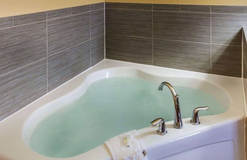 Cotulla Hotel | Relaxing Comfort Suites Cotulla with Pool & Breakfast