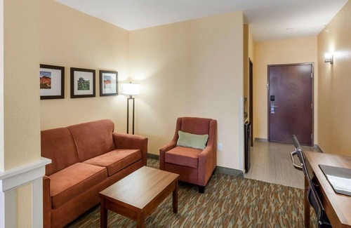 Cotulla Hotel | Relaxing Comfort Suites Cotulla with Pool & Breakfast