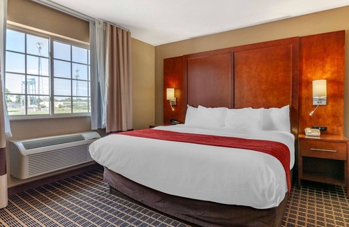 Delavan Hotel | Inviting Comfort Suites Delavan - Ideal for Lake Geneva Stays
