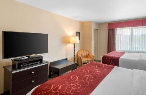 Englewood Hotel | Cozy Comfort Suites in Denver with Pool & Hot Tub Access