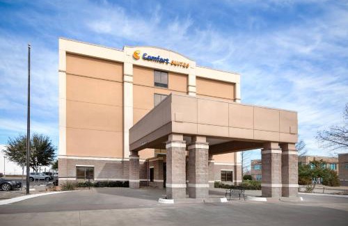 Grapevine Hotel | Comfort Suites DFW N-Grapevine: Poolside Relaxation Awaits
