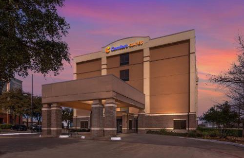 Grapevine Hotel | Comfort Suites DFW N-Grapevine: Poolside Relaxation Awaits