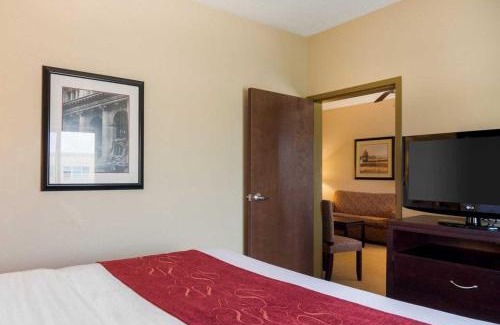 Grapevine Hotel | Comfort Suites DFW N-Grapevine: Poolside Relaxation Awaits