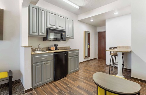East Brunswick Hotel | Comfort Suites East Brunswick - Family-Friendly Amenities Await