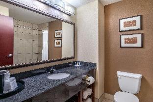 Ennis Hotel | Cozy Comfort Suites: Oceanfront Stay with Family Amenities