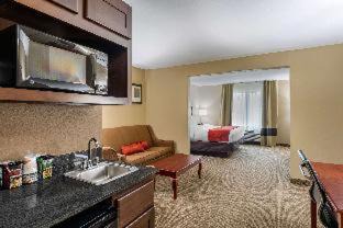 Ennis Hotel | Cozy Comfort Suites: Oceanfront Stay with Family Amenities