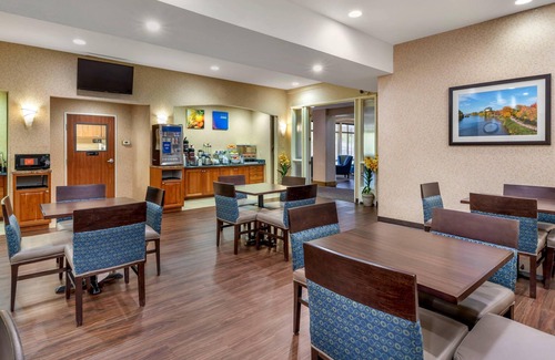 Eugene Hotel | Stylish Comfort Suites Eugene with Pool and Spa Amenities