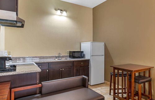 Eugene Hotel | Stylish Comfort Suites Eugene with Pool and Spa Amenities