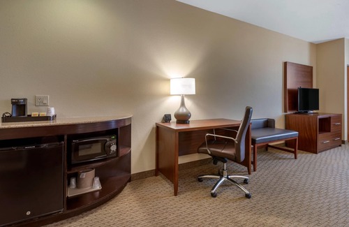 Eugene Hotel | Stylish Comfort Suites Eugene with Pool and Spa Amenities