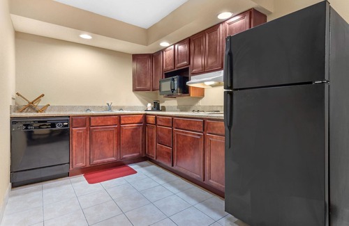 Findlay Hotel | Discover Comfort Suites Findlay I-75 with Pool & Dining