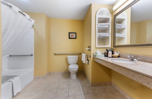Findlay Hotel | Discover Comfort Suites Findlay I-75 with Pool & Dining