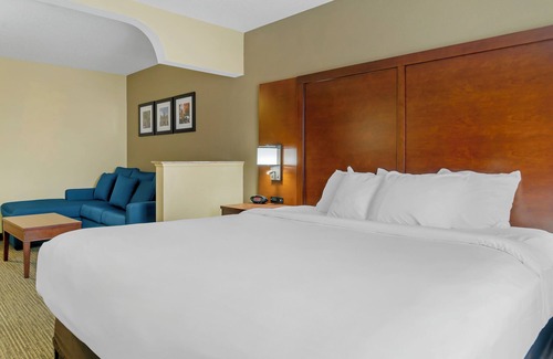 Findlay Hotel | Discover Comfort Suites Findlay I-75 with Pool & Dining