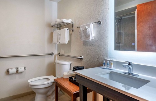 Fort Pierce Hotel | Relaxing Comfort Suites Fort Pierce with Pool and Spa