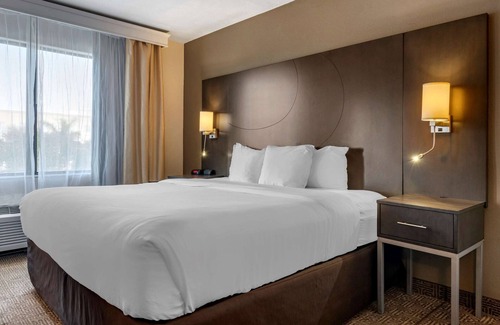 Fort Pierce Hotel | Relaxing Comfort Suites Fort Pierce with Pool and Spa