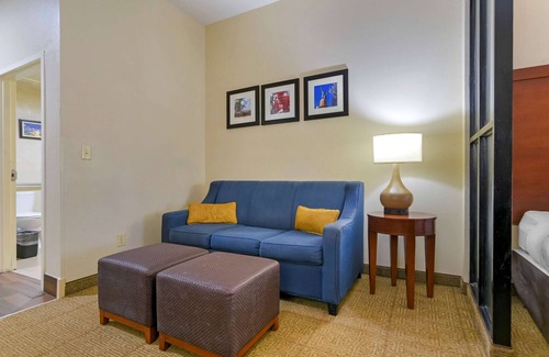 Fultondale Hotel | Convenient Comfort Suites Fultondale with Pool & Spa