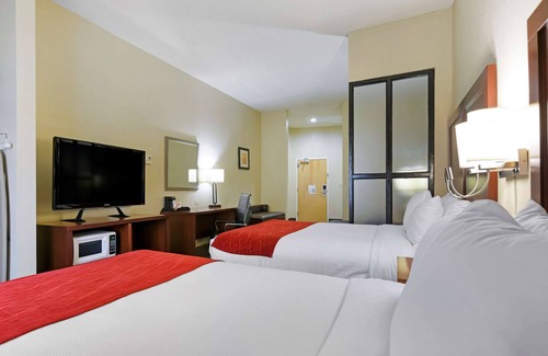 Fultondale Hotel | Convenient Comfort Suites Fultondale with Pool & Spa