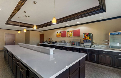 Gainesville Hotel | Comfort Suites Gainesville: Family-Friendly with Pool & Spa