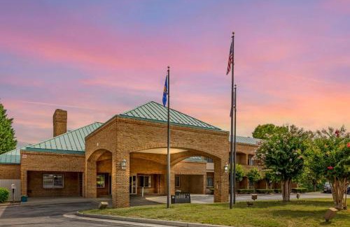 Salem Hotel | Inviting Comfort Suites Inn at Ridgewood Farm with Pool