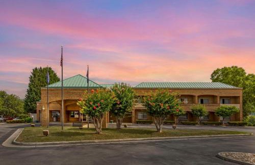 Salem Hotel | Inviting Comfort Suites Inn at Ridgewood Farm with Pool