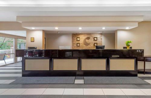 Salem Hotel | Inviting Comfort Suites Inn at Ridgewood Farm with Pool